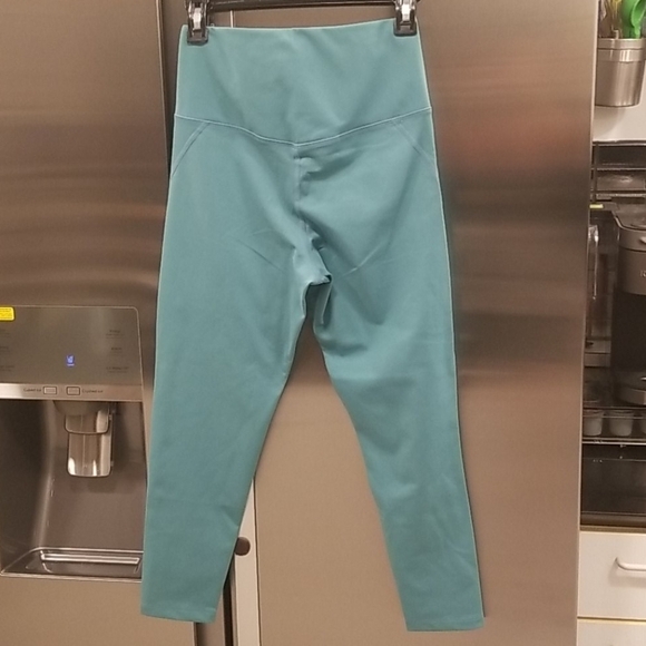 💕GIRLFRIEND💕 Compressive High-Rise Legging 3/4 M - Picture 8 of 12